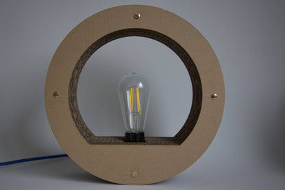 Détail de la matière recyclée, du carton, utilisée pour la fabrication de la lampe ronde Promis.