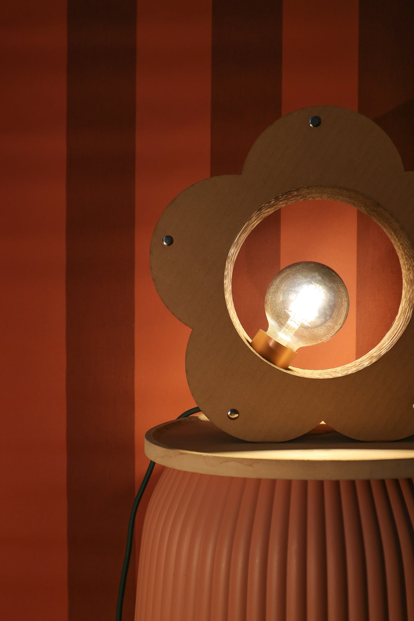 Lampe Fleur Promis diffusant une lumière douce et chaleureuse.