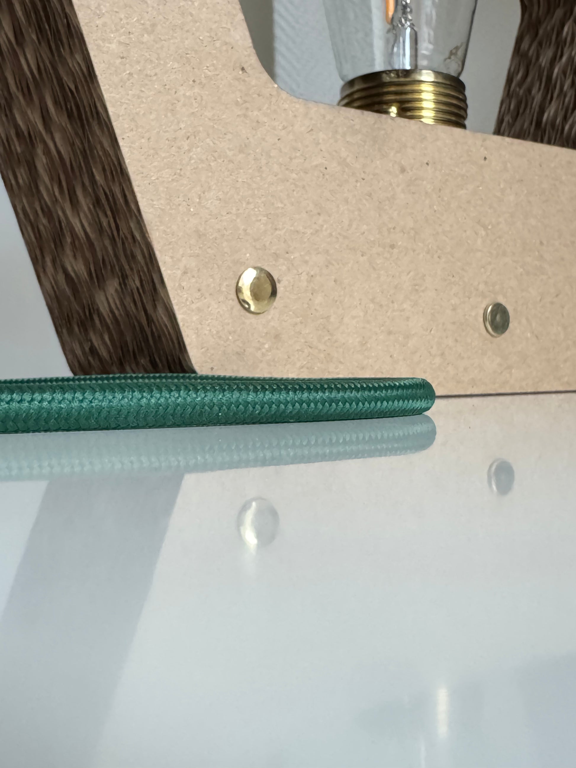 Lampe en carton avec un câble vert sapin/forêt.