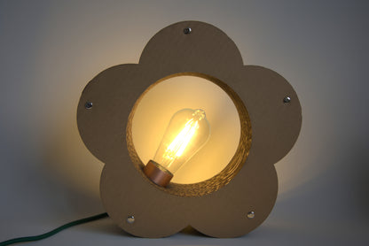 Lampe Fleur Promis intégrée dans un intérieur contemporain et chaleureux.