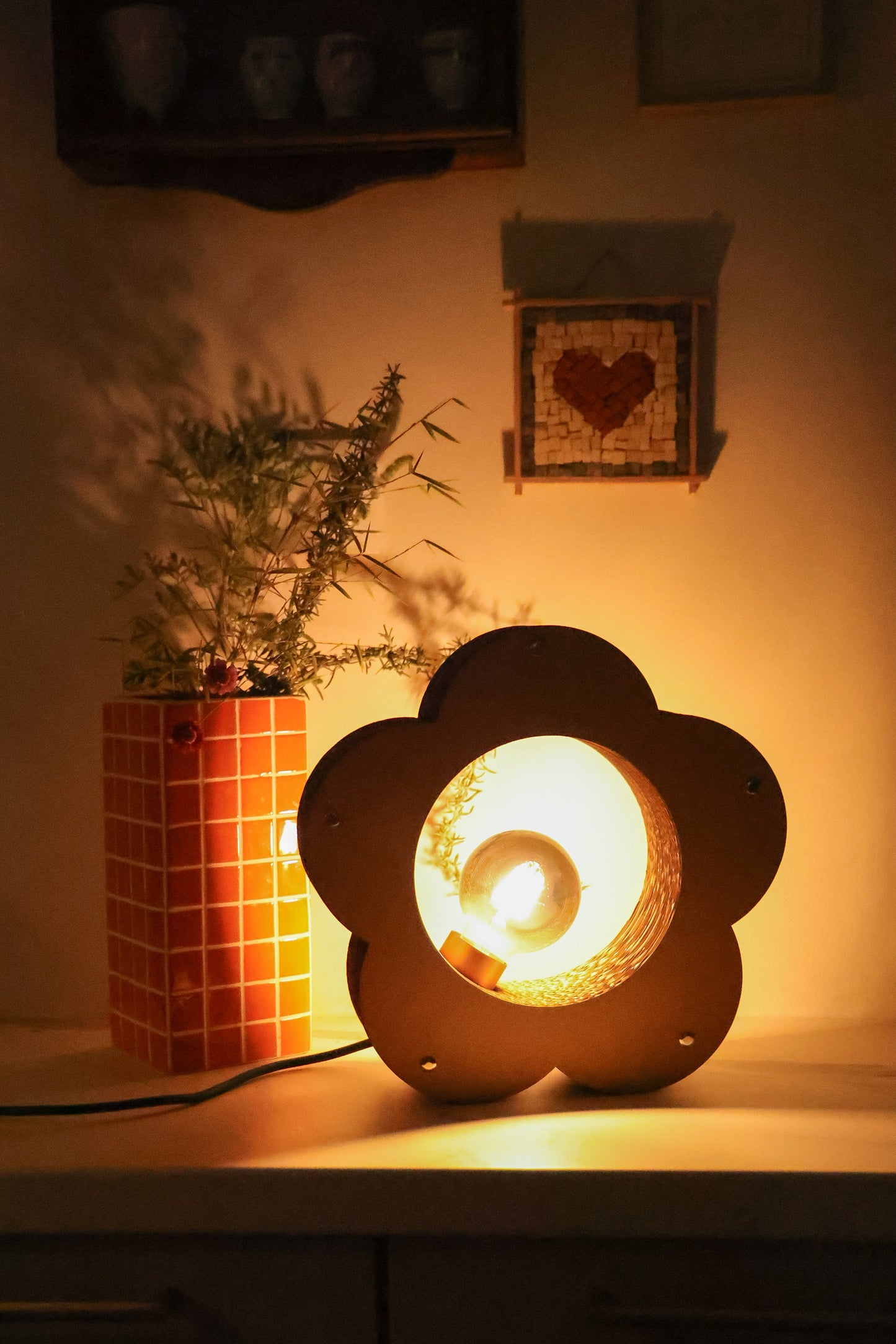 Lampe Fleur personnalisable Promis fabriquée à partir de matières recyclées et recyclables, carton.