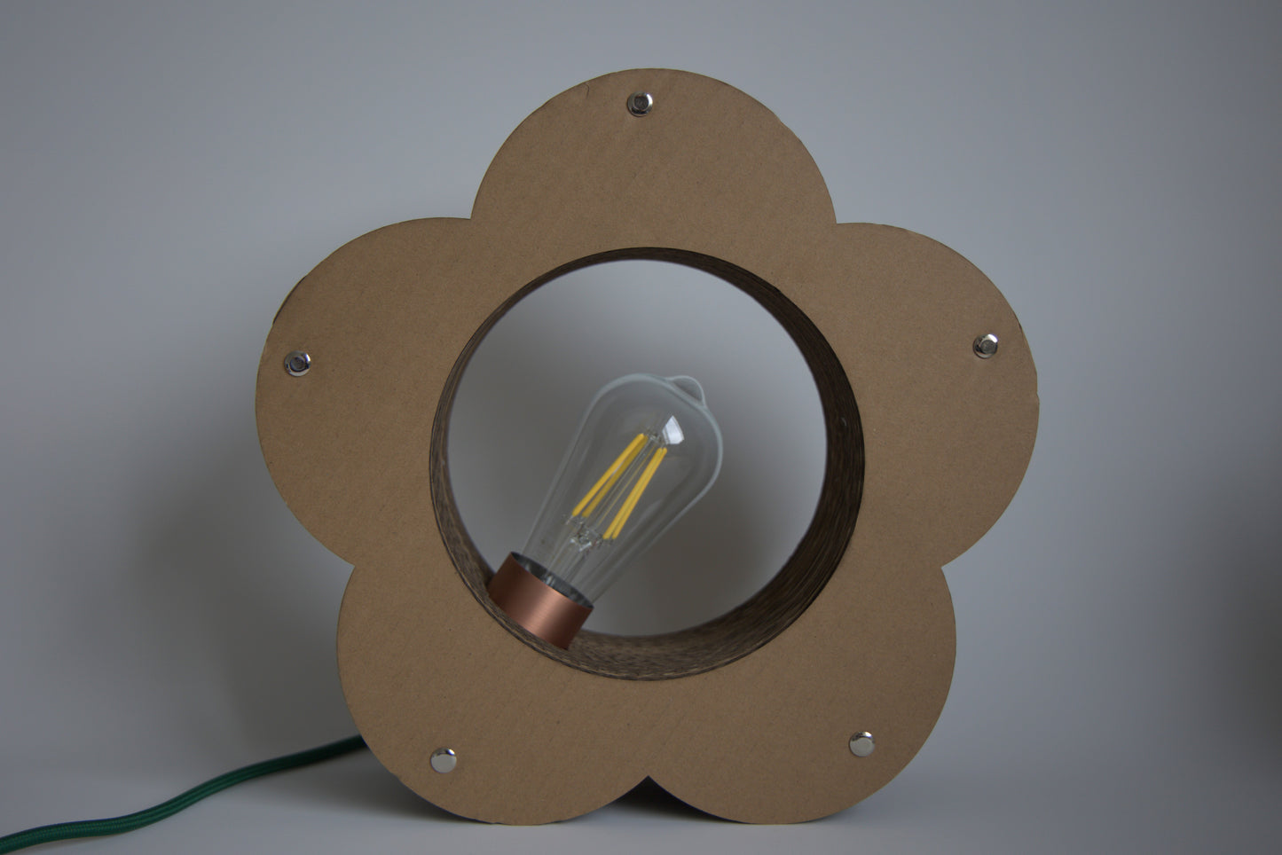 Lampe Fleur Promis personnalisable grâce à ses éléments interchangeables, en carton.