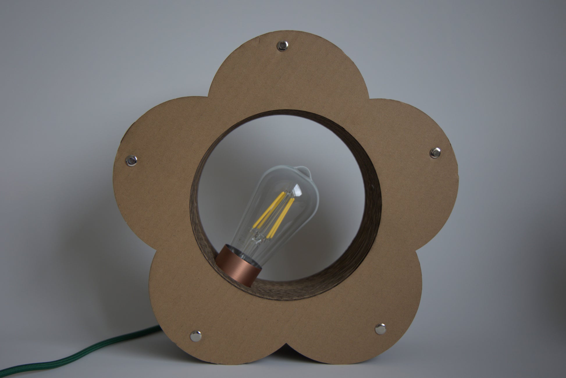Lampe Fleur Promis personnalisable grâce à ses éléments interchangeables, en carton.