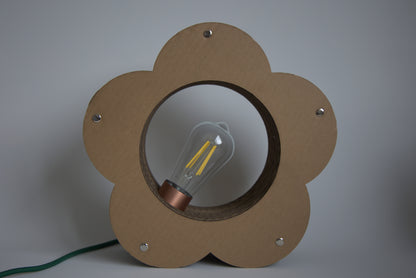 Lampe Fleur Promis personnalisable grâce à ses éléments interchangeables, en carton.