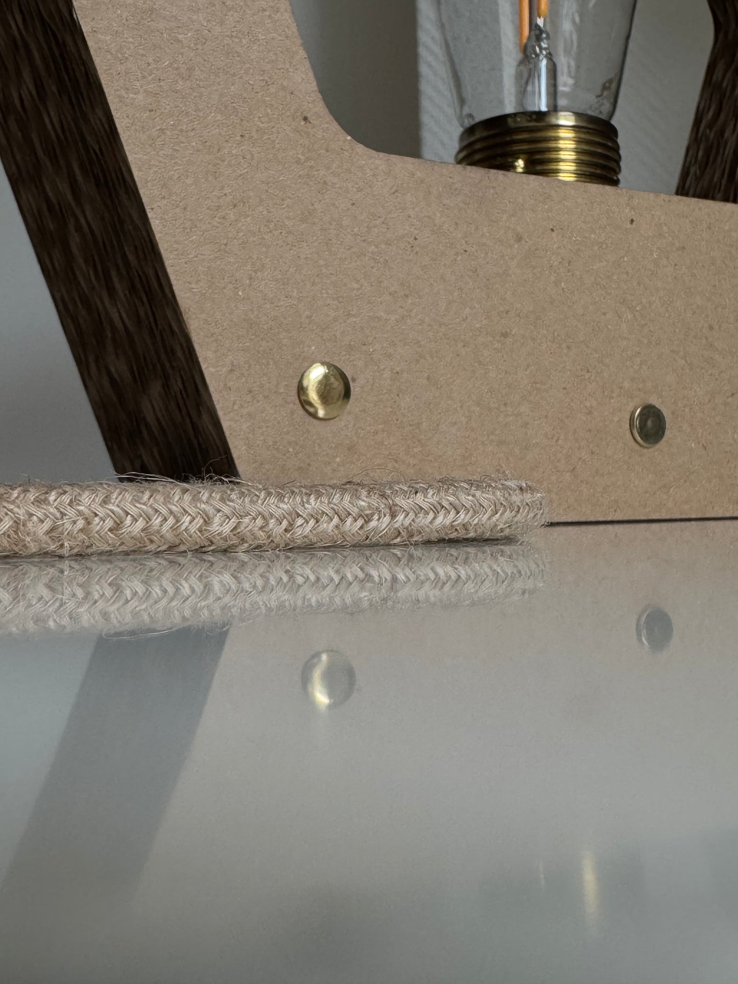 Lampe hexagonale Promis équipée d'un cable coloré (jute) permettant d'assortir la lampe avec son intérieur.