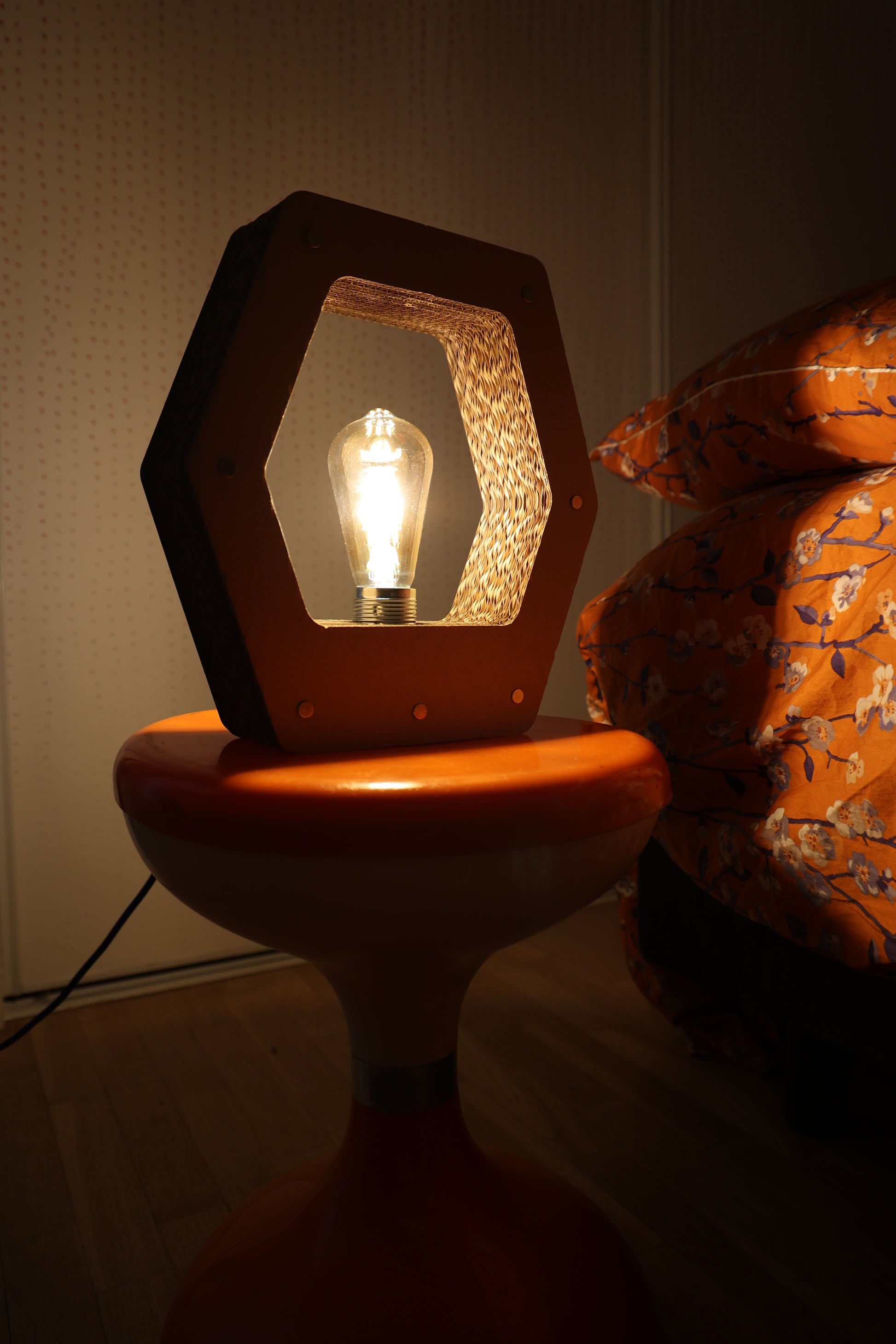 Lampe hexagonale personnalisable Promis fabriquée à partir de matières recyclées et recyclables, en carton.