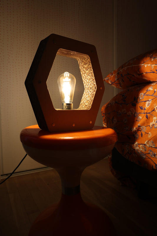 Lampe hexagonale personnalisable Promis fabriquée à partir de matières recyclées et recyclables, en carton.