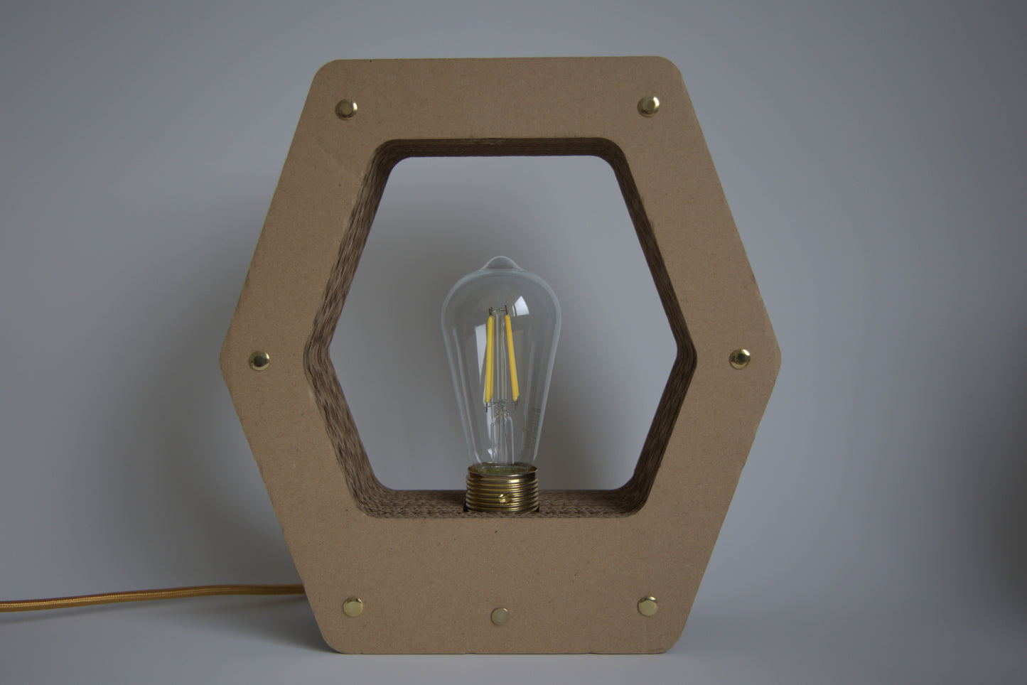 Lampe hexagonale Promis intégrée dans un intérieur contemporain et chaleureux.