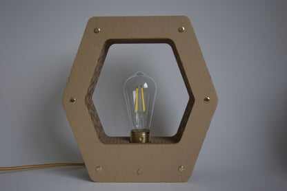 Lampe hexagonale Promis intégrée dans un intérieur contemporain et chaleureux.
