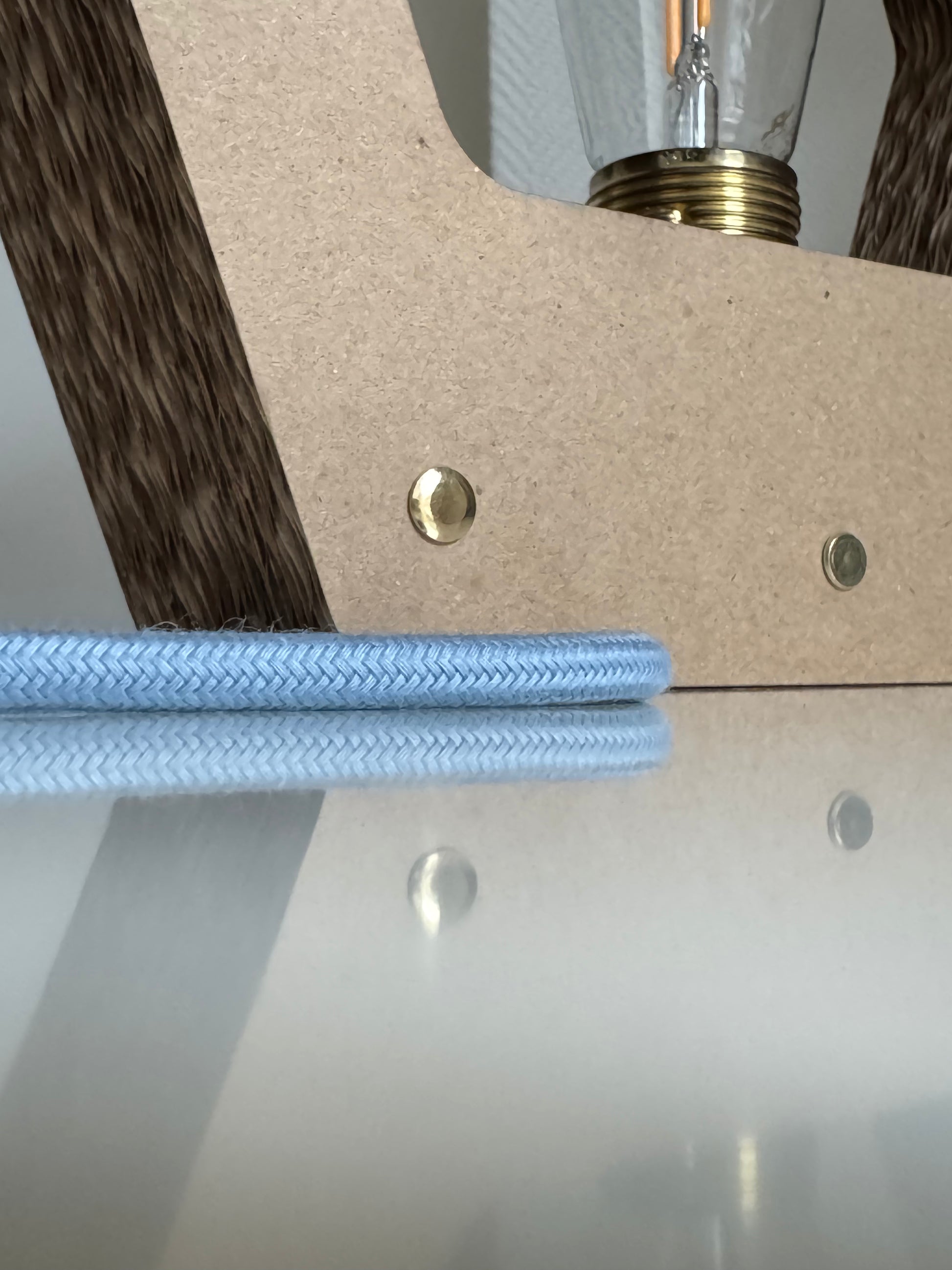 Lampe hexagonale Promis personnalisable grâce à ses éléments interchangeables. Câble bleu océan.
