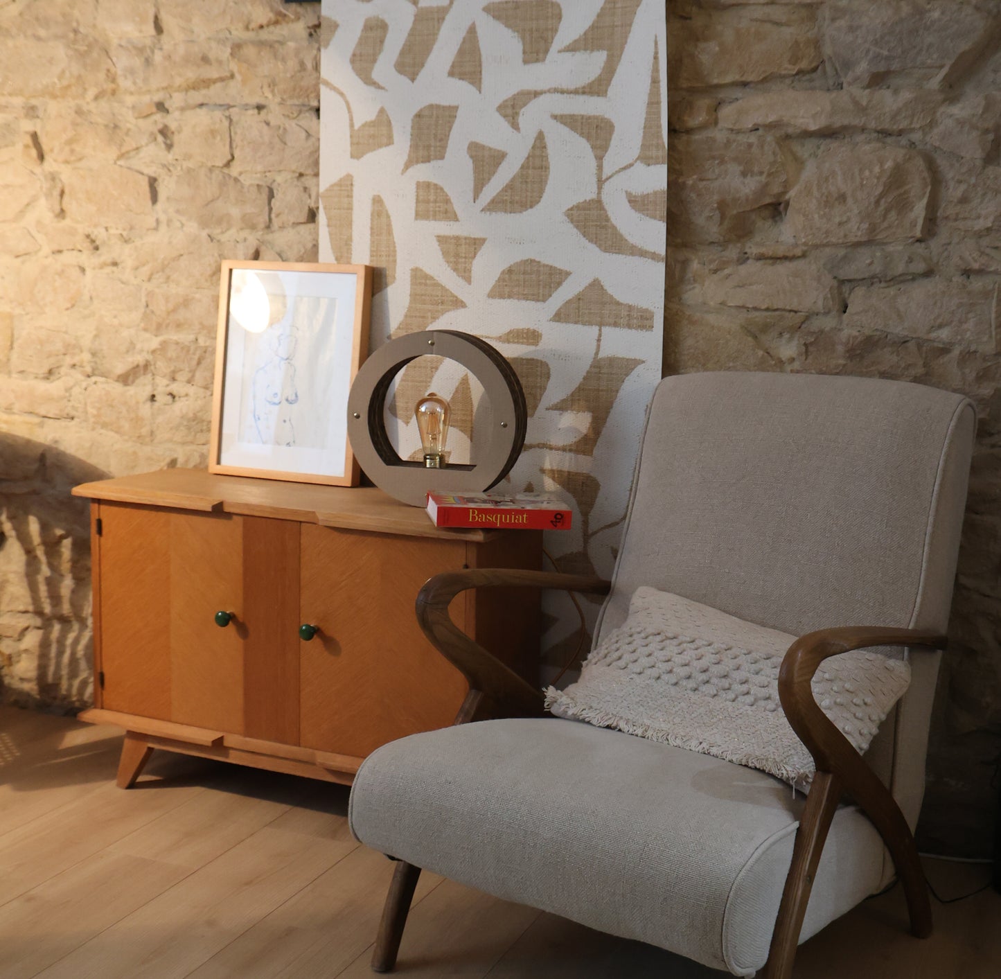 Lampe ronde Promis intégrée dans un intérieur contemporain et chaleureux.