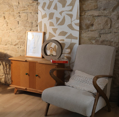 Lampe ronde Promis intégrée dans un intérieur contemporain et chaleureux.