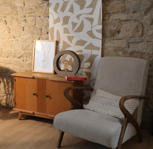 Lampe ronde Promis intégrée dans un intérieur contemporain et chaleureux.