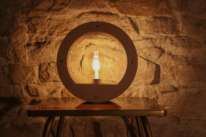 Lampe ronde Promis diffusant une lumière douce et chaleureuse.