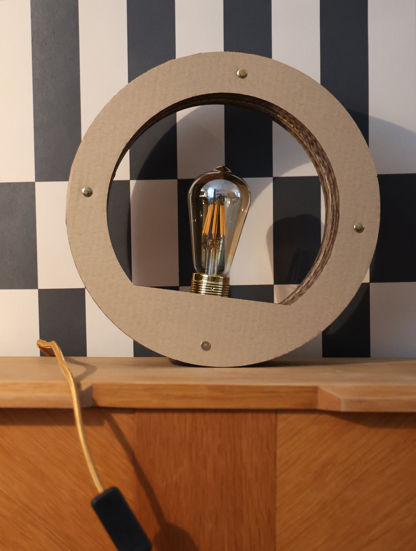 Lampe ronde Promis diffusant une lumière douce et chaleureuse.