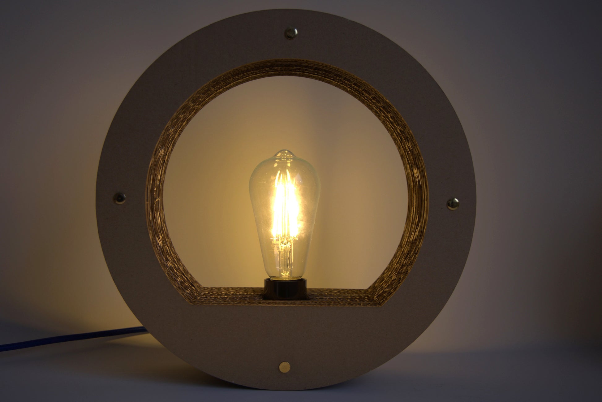 Lampe ronde Promis personnalisable grâce à ses éléments interchangeables.